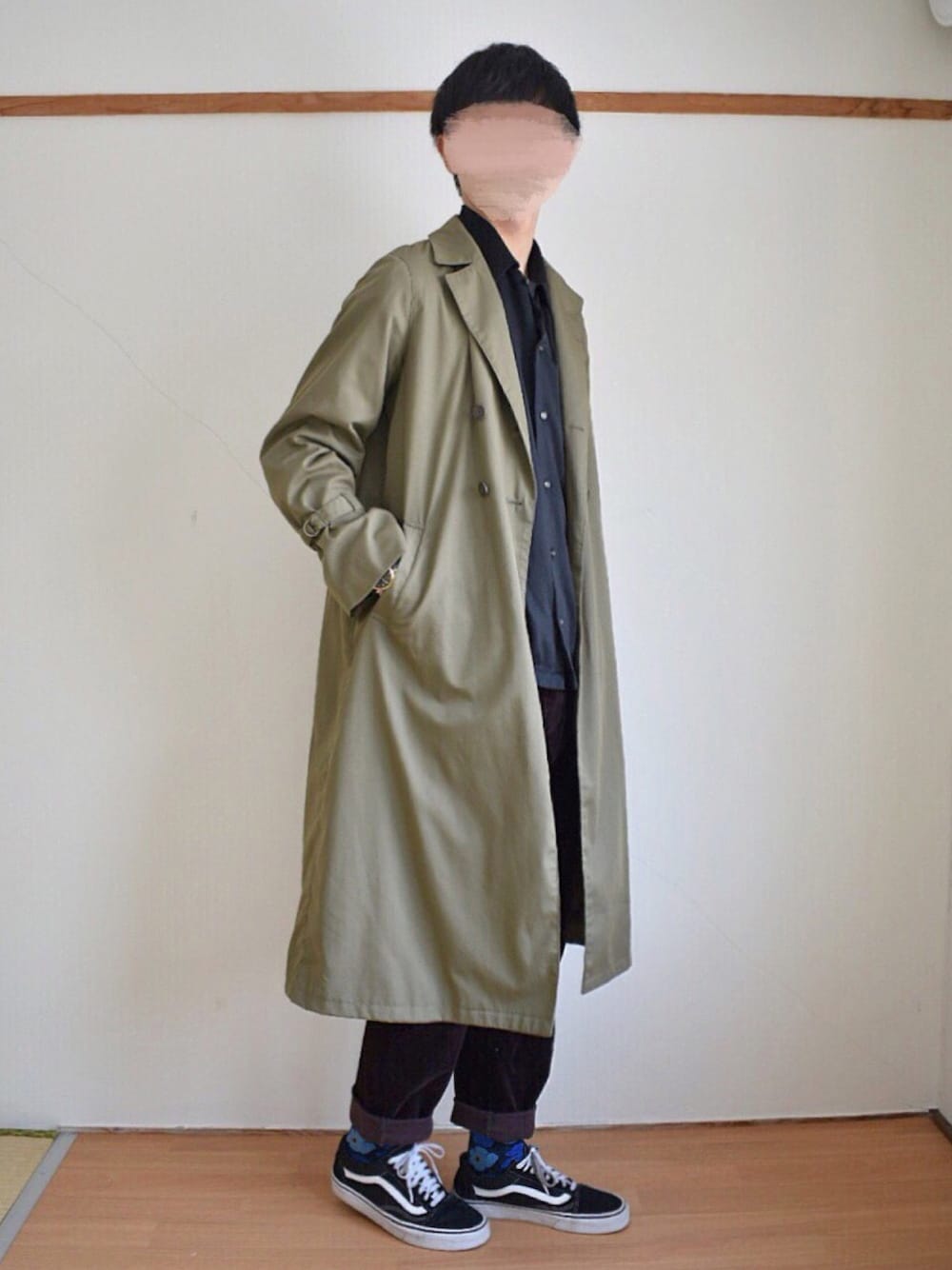 その他のジャケット/アウター、ブラック系のシャツ/ブラウス、ブラウン系のその他パンツを着用したメンズの春コーディネートの1枚目の写真