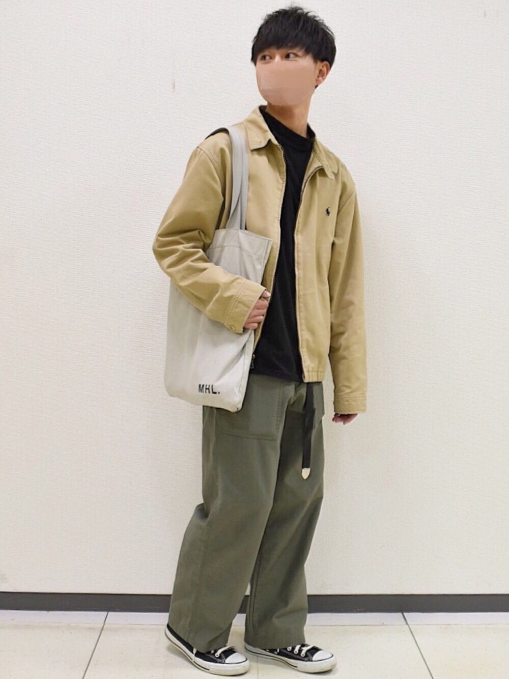 ベージュ系のジャケット/アウター、ブラック系のTシャツ/カットソー、グリーン系のその他パンツを着用したメンズの春コーディネートの1枚目の写真