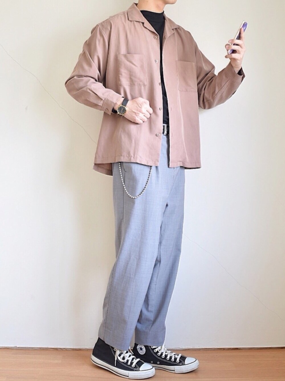 ベージュ系のシャツ/ブラウス、ブラック系のTシャツ/カットソー、グレー系のパンツを着用したメンズの春コーディネートの1枚目の写真