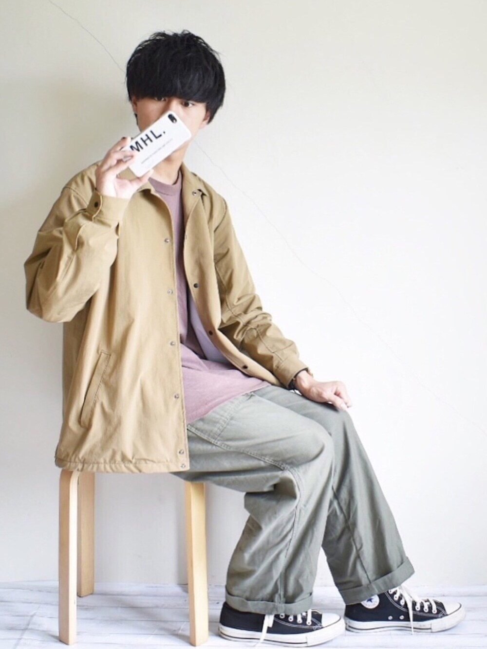 ベージュ系のその他アウター、パープル系のトップス、グリーン系のその他パンツを着用したメンズの夏コーディネートの1枚目の写真