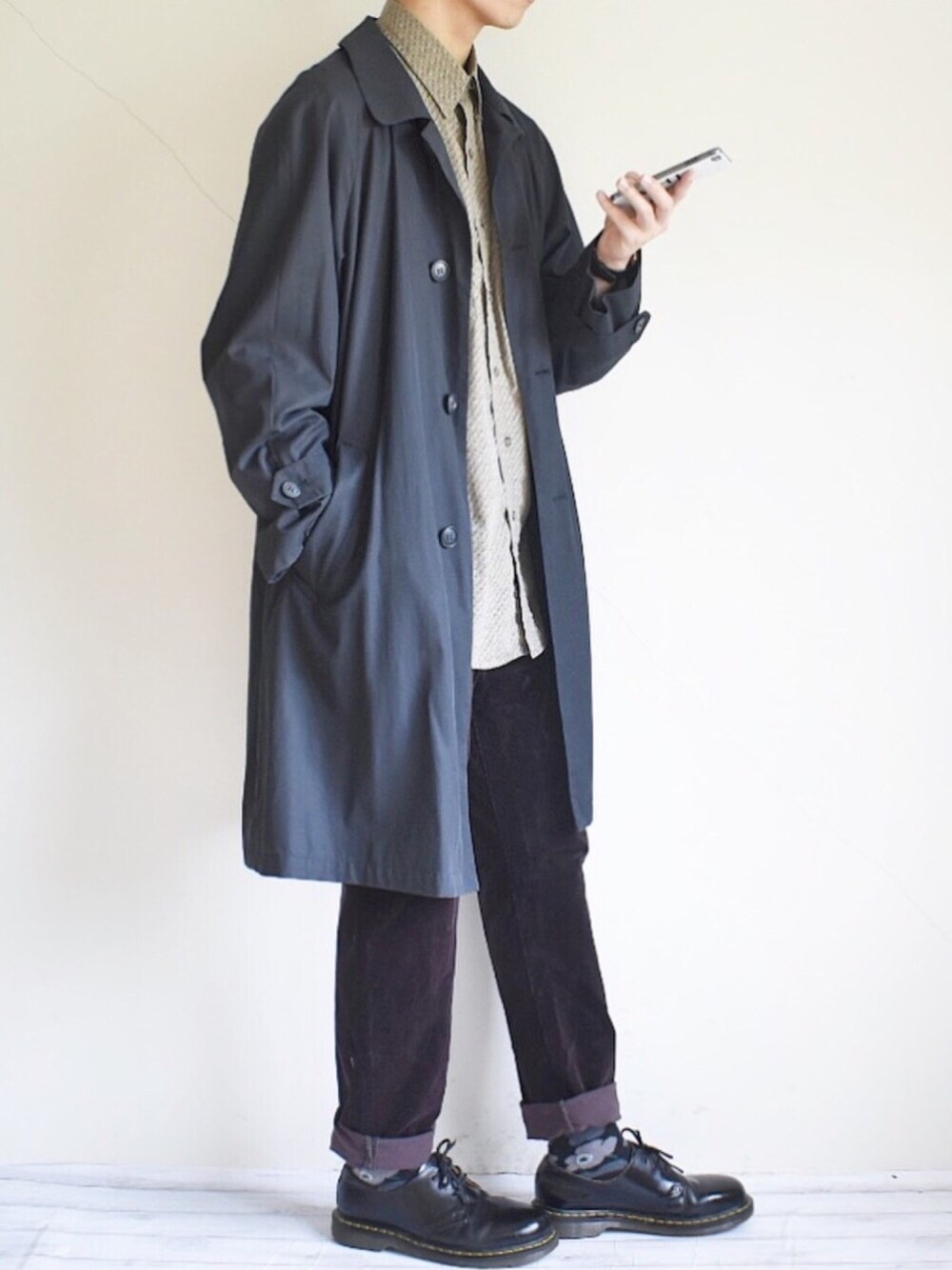 ブルー系のジャケット/アウター、ベージュ系のシャツ/ブラウス、ブラウン系のその他パンツを着用したメンズの秋コーディネートの1枚目の写真