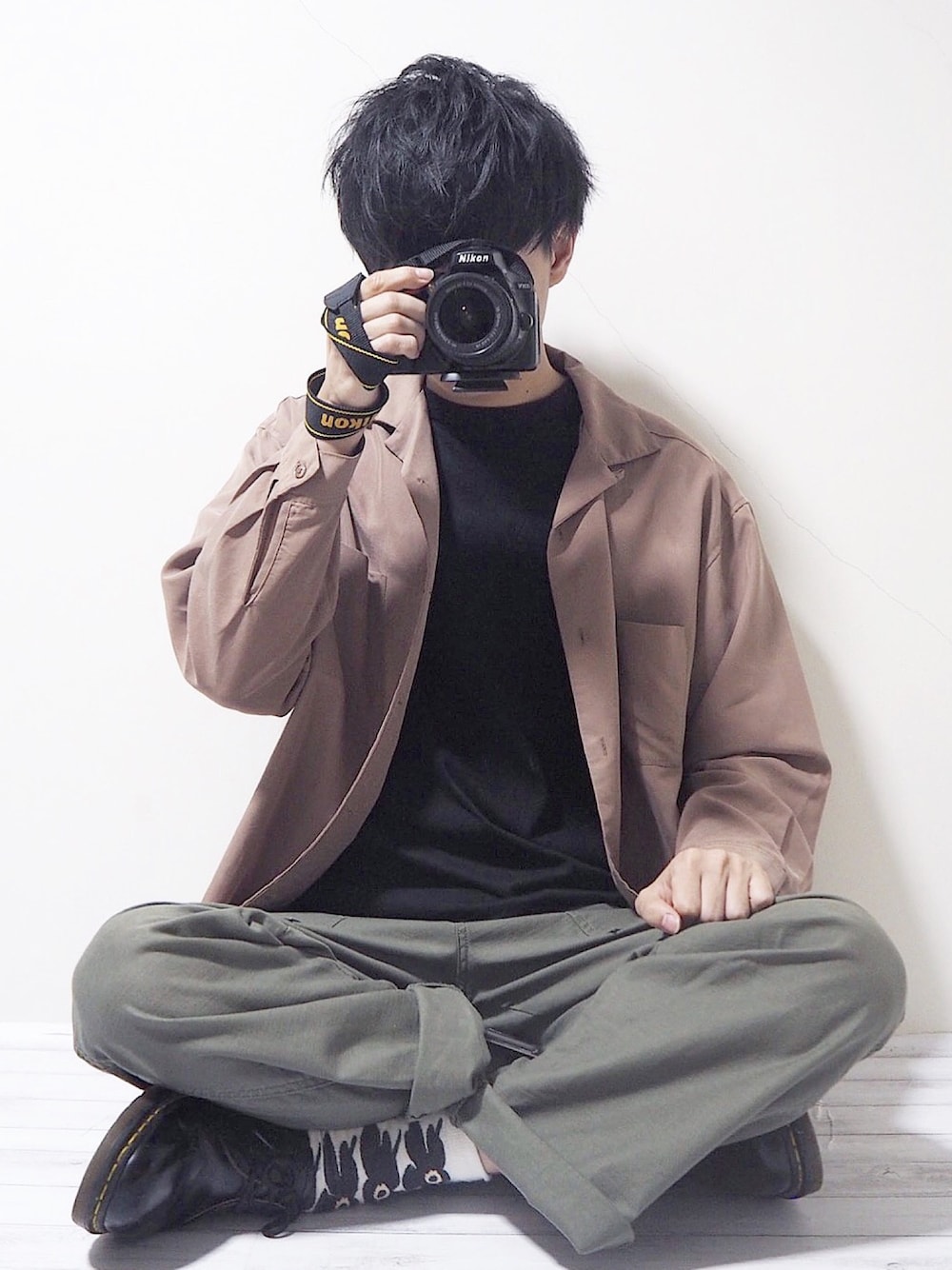 ベージュ系のシャツ/ブラウス、ブラック系のTシャツ/カットソー、グリーン系のその他パンツを着用したメンズの秋コーディネートの1枚目の写真