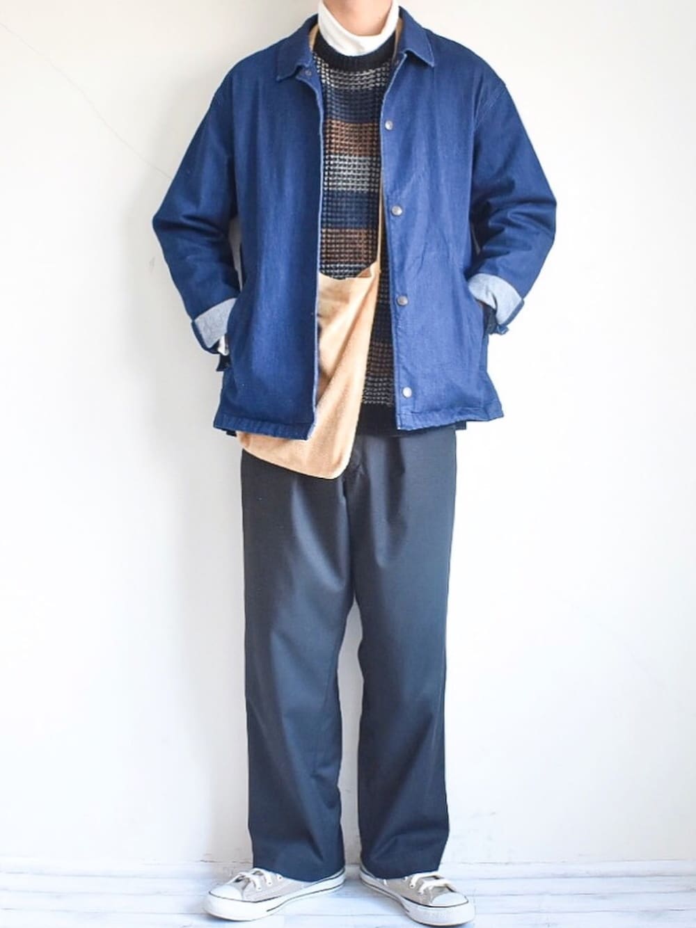 ブルー系のジャケット/アウター、ブルー系のニット/セーター、ホワイト系のTシャツ/カットソーを着用したメンズの秋コーディネートの1枚目の写真