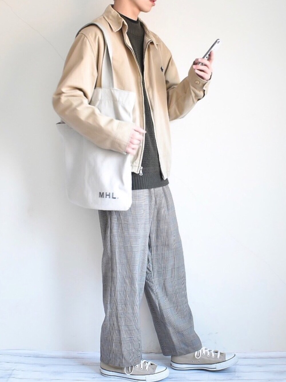ベージュ系のジャケット/アウター、グリーン系のニット/セーター、グレー系のパンツを着用したメンズの冬コーディネートの1枚目の写真