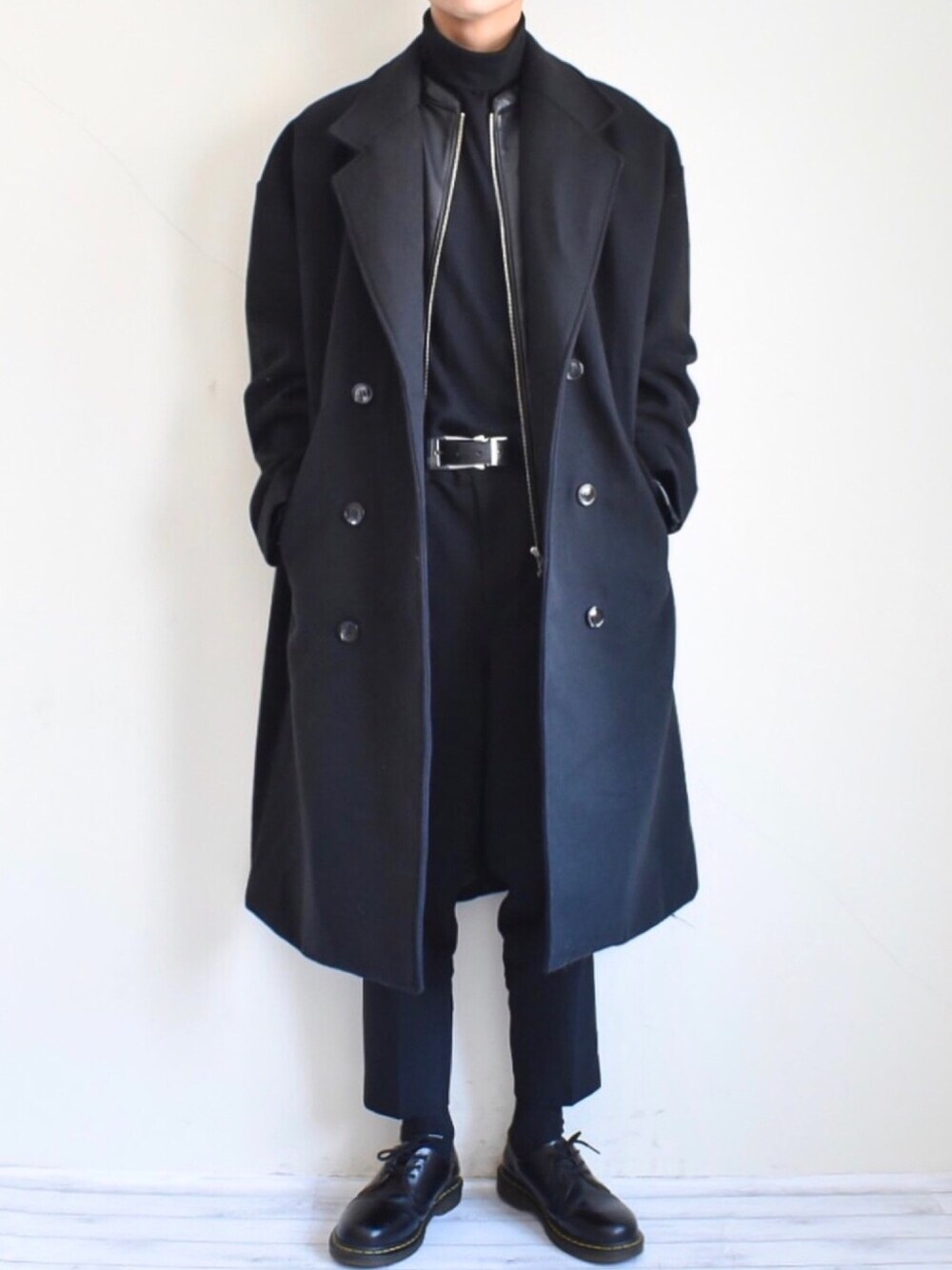 ブラック系のチェスターコート、ブラック系のライダースジャケット、ブラック系のTシャツ/カットソーを着用したメンズの冬コーディネートの1枚目の写真