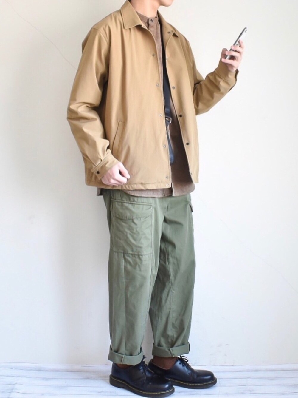 ベージュ系のその他アウター、イエロー系のシャツ/ブラウス、グリーン系のパンツを着用したメンズの冬コーディネートの1枚目の写真