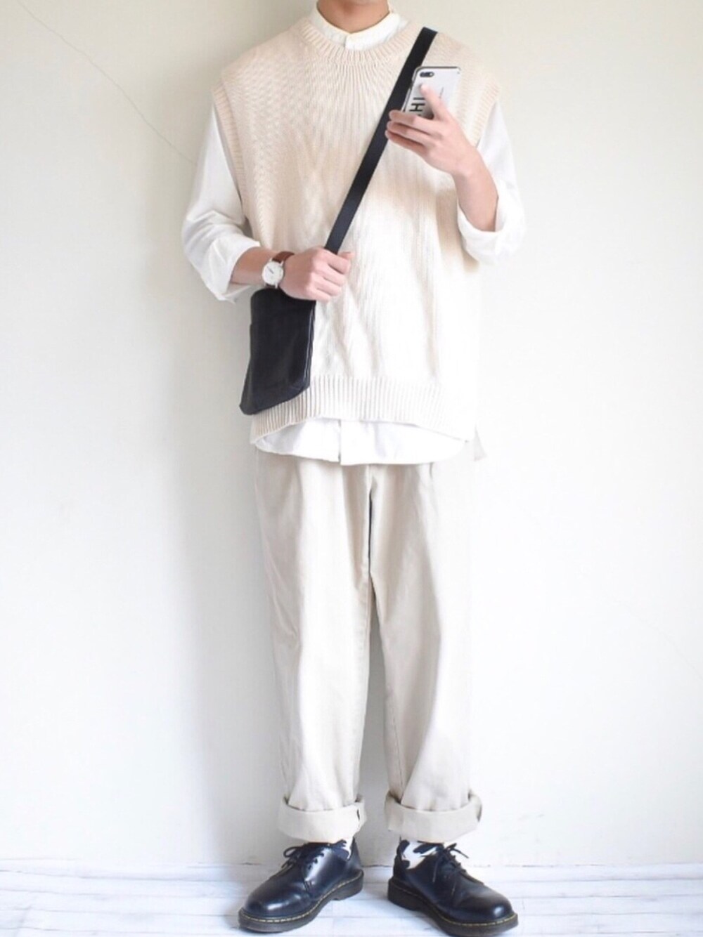 ベージュ系のニット/セーター、ホワイト系のシャツ/ブラウス、ベージュ系のパンツを着用したメンズの春コーディネートの1枚目の写真