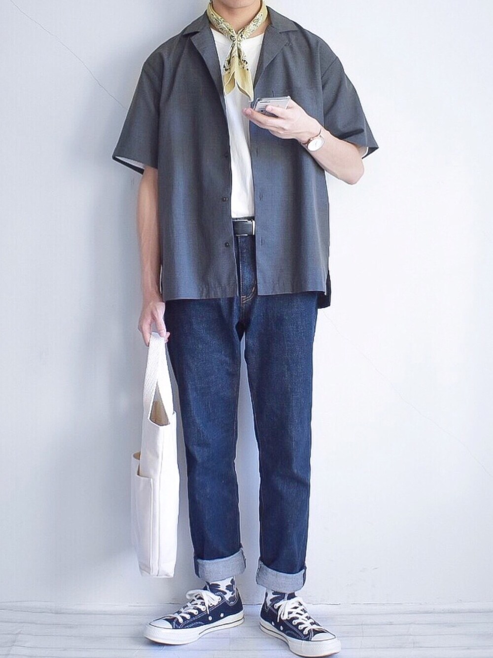 グレー系のシャツ/ブラウス、ホワイト系のTシャツ/カットソー、ブルー系のデニムパンツを着用したメンズの夏コーディネートの1枚目の写真