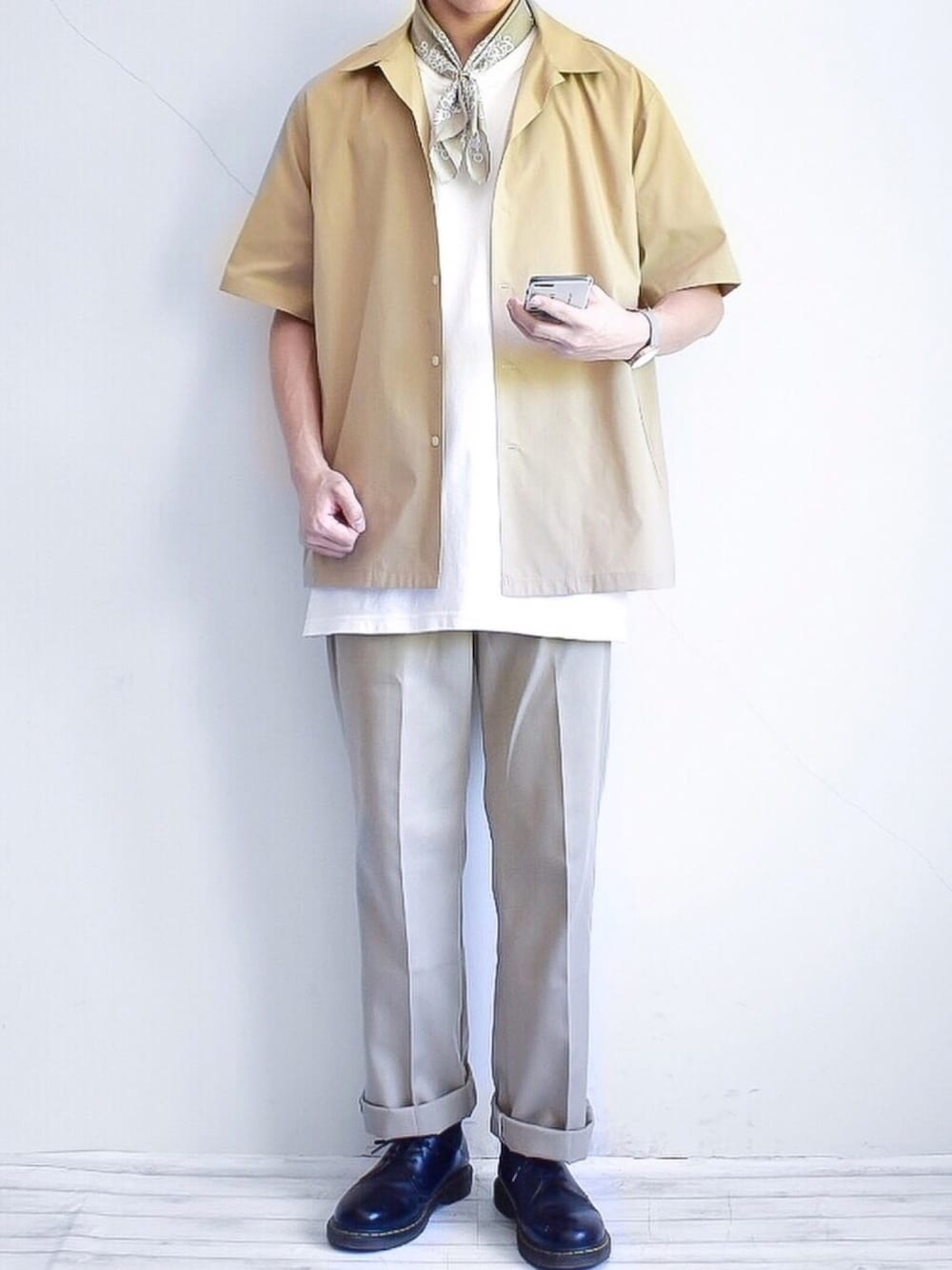 ベージュ系のシャツ/ブラウス、ホワイト系のTシャツ/カットソー、ベージュ系のパンツを着用したメンズの夏コーディネートの1枚目の写真