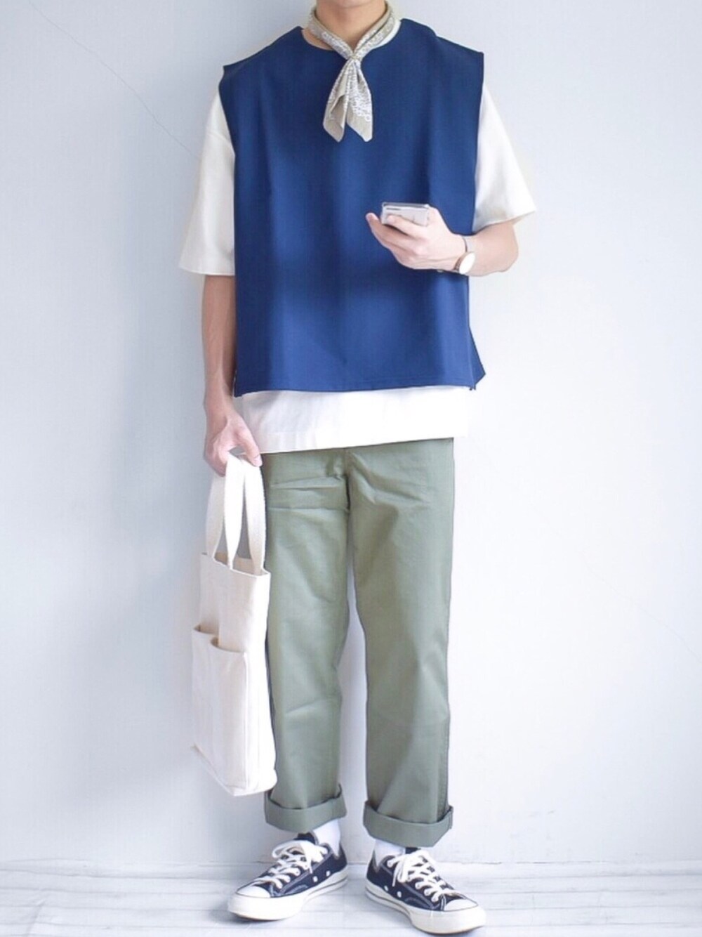 ブルー系のトップス、ホワイト系のTシャツ/カットソー、グリーン系のチノパンツを着用したメンズの夏コーディネートの1枚目の写真