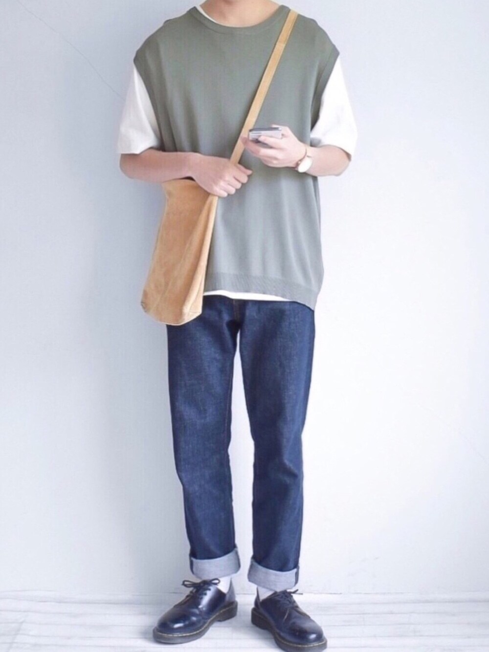 グリーン系のベスト、ホワイト系のTシャツ/カットソー、ブルー系のデニムパンツを着用したメンズの夏コーディネートの1枚目の写真