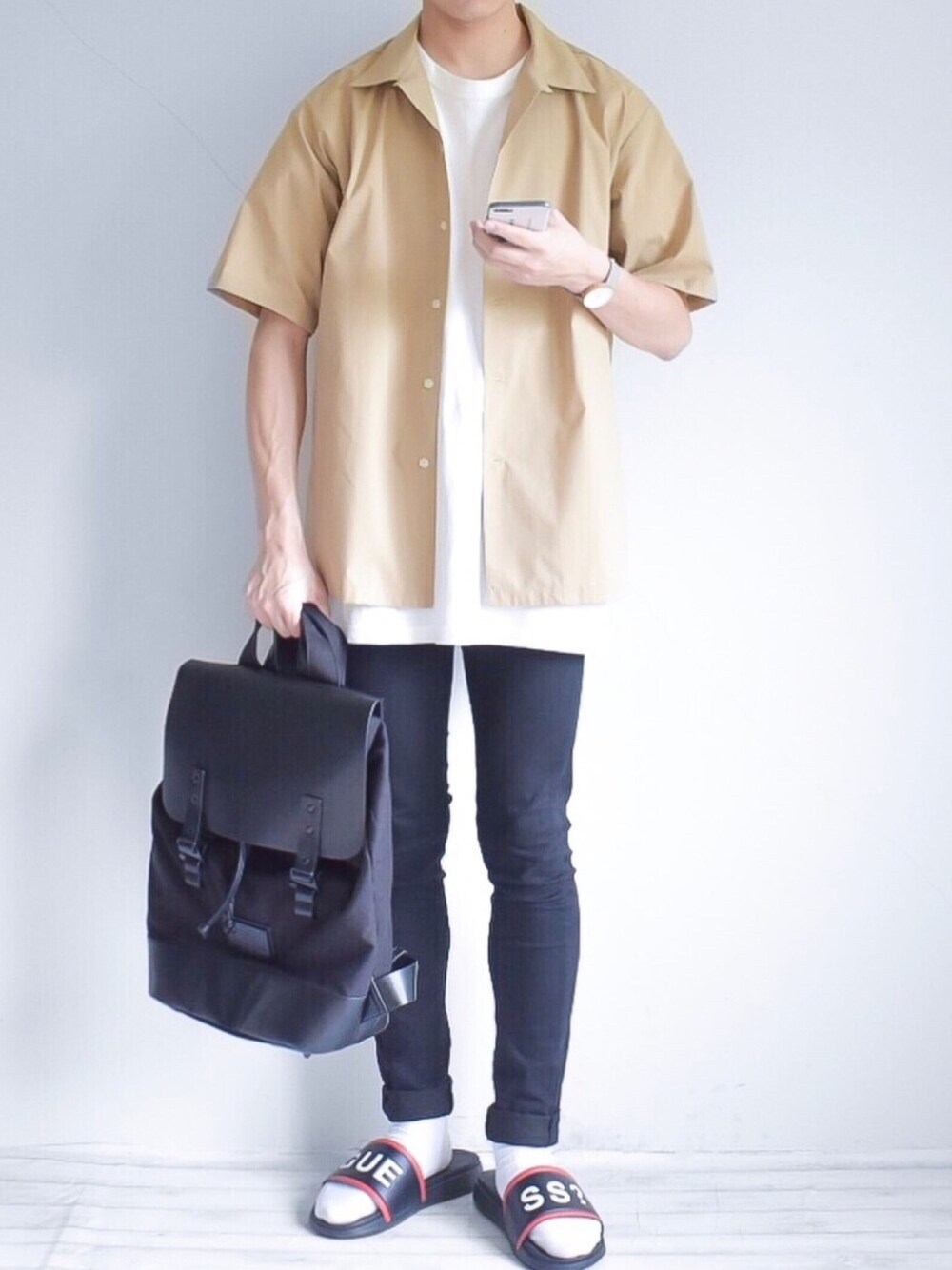 ベージュ系のシャツ/ブラウス、ホワイト系のTシャツ/カットソー、ブラック系のデニムパンツを着用したメンズの夏コーディネートの1枚目の写真