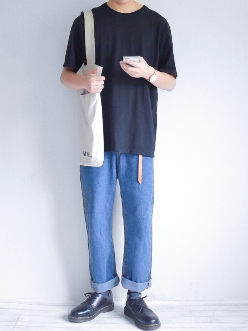 ブラック系のTシャツ/カットソー、ブルー系のデニムパンツ、ホワイト系のトートバッグを着用したメンズの夏コーディネートの1枚目の写真