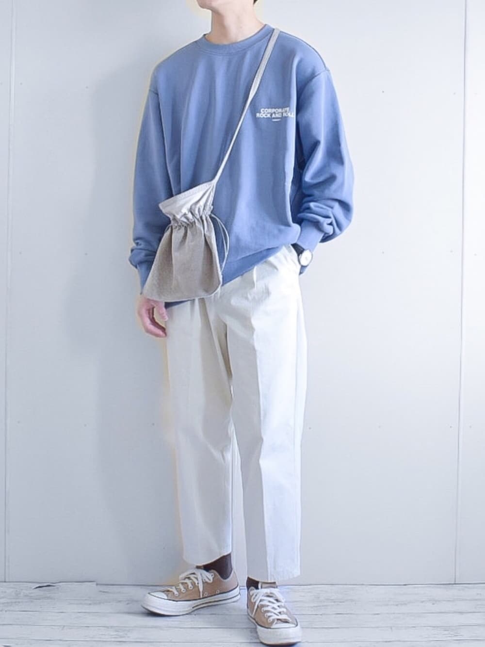 「春コーデ、パステルカラー、ショルダーバッグ、巾着バッグ、スウェット、白パンツ、ホワイトパンツ、コンバース、水色、アースカラー」｜「VIVASTUDIOのボックスロゴ クルーネックトレーナー/スウェット（スウェット、グレー系）」を使った、たいがさん（メンズ・172cm）の春コーディネートの1枚目の写真