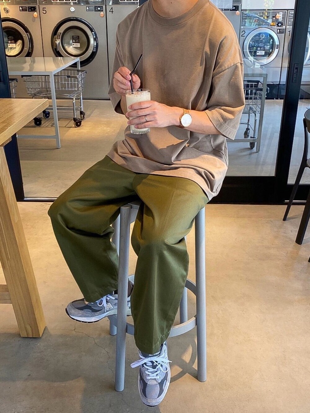 「アースカラー、Tシャツ、ベージュ、カーキ、ゆるコーデ、ニューバランス、スニーカーコーデ、ビッグシルエット、シンプルコーデ、カジュアルコーデ」｜「Steven Alanの＜Steven Alan＞ HI-DENS CREW NECK SHORT SLEEVE TEE-BOLD/Tシャツ（Tシャツ/カットソー、ベージュ系）」を使った、たいがさん（メンズ・172cm）の夏コーディネートの1枚目の写真