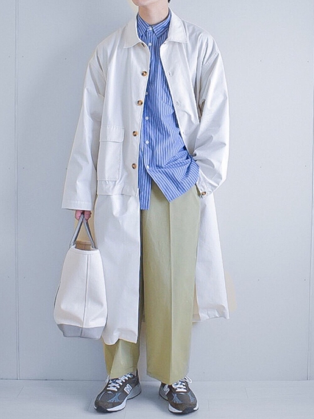 グリーン系のパンツ、ブルー系のシャツ/ブラウス、グリーン系のシューズを着用したメンズの冬コーディネートの1枚目の写真