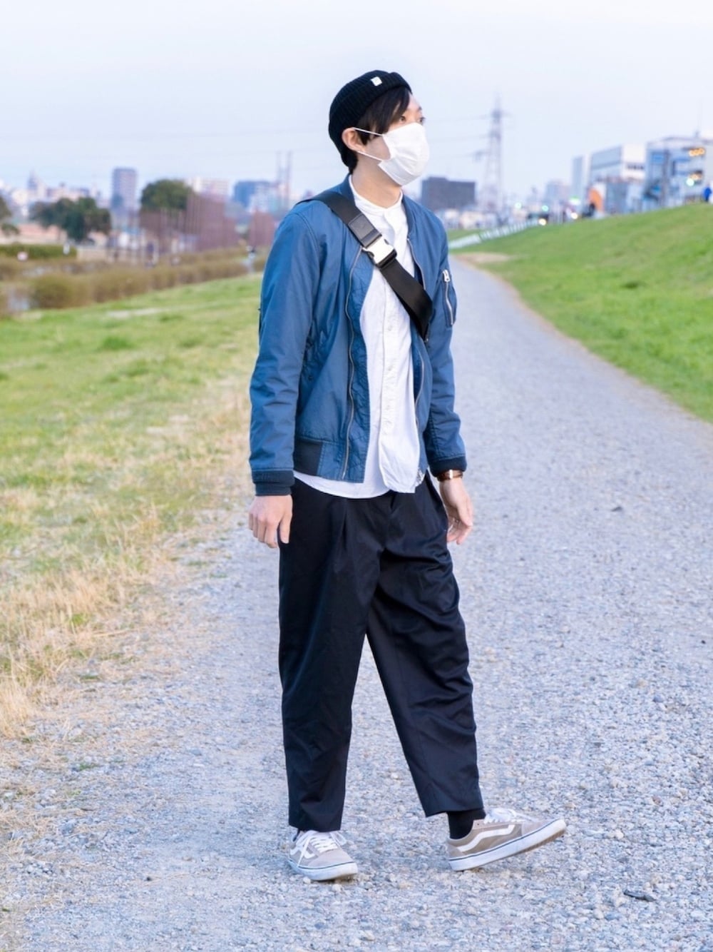 「ワイドパンツ、バンズオールドスクール、MA-1、ダントン、VANS、アルファ、ニット帽」｜「DANTONの【DANTON(ダントン)】バンドカラーシャツ（シャツ/ブラウス、ホワイト系）」を使った、taaio18さん（メンズ・177cm）の冬コーディネートの1枚目の写真