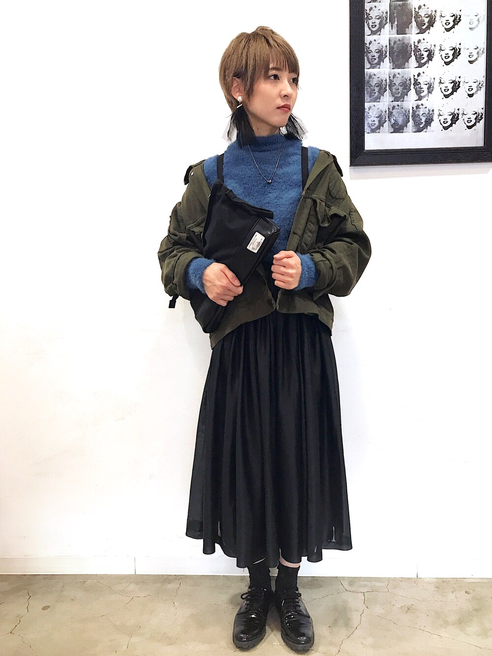「wearhalloween2017、秋コーデ、もこもこ、休日コーデ、低身長、サスペンダー、美容師、金髪ショート、クラッチバッグ、ニット」｜「？のアイテム（スカート、ブラック系）」を使った、ぴそさん（レディース・156cm）の秋コーディネートの1枚目の写真
