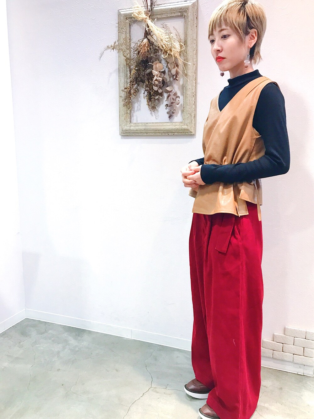 「パンツスタイル、プチプラコーデ、冬コーデ、ユニクロ、個性派、金髪ショート、美容師、おおぶりピアス、赤、ワイドパンツ」｜「SpRayのベルト付サンディングワイドパンツ（その他パンツ、レッド系）」を使った、ぴそさん（レディース・156cm）の秋コーディネートの1枚目の写真
