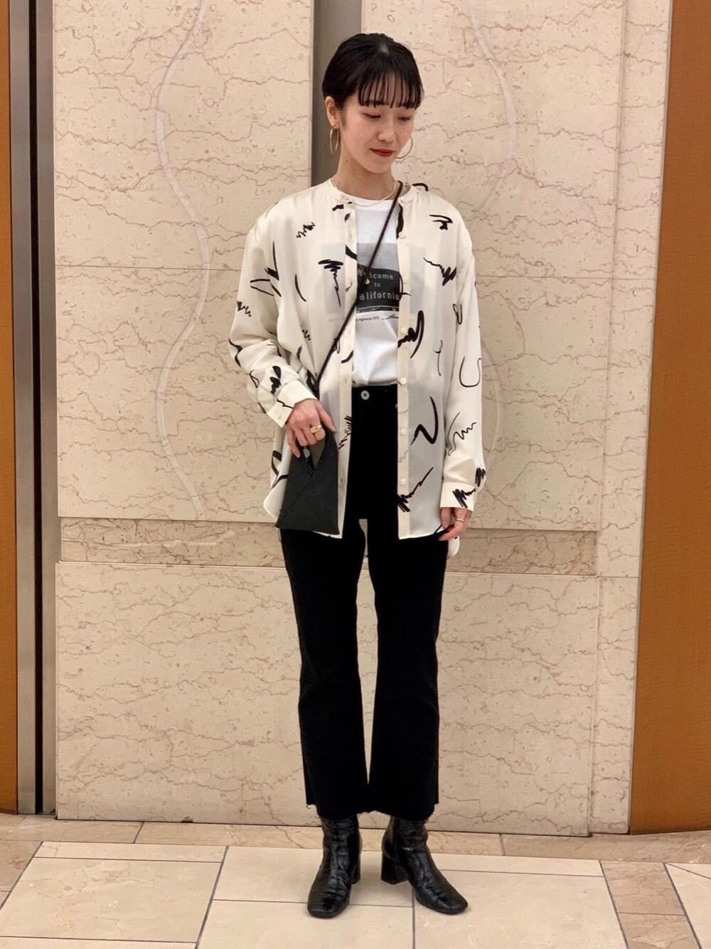 ホワイト系のシャツ/ブラウス、ホワイト系のTシャツ/カットソー、ブラック系のデニムパンツを着用したレディースの冬コーディネートの1枚目の写真