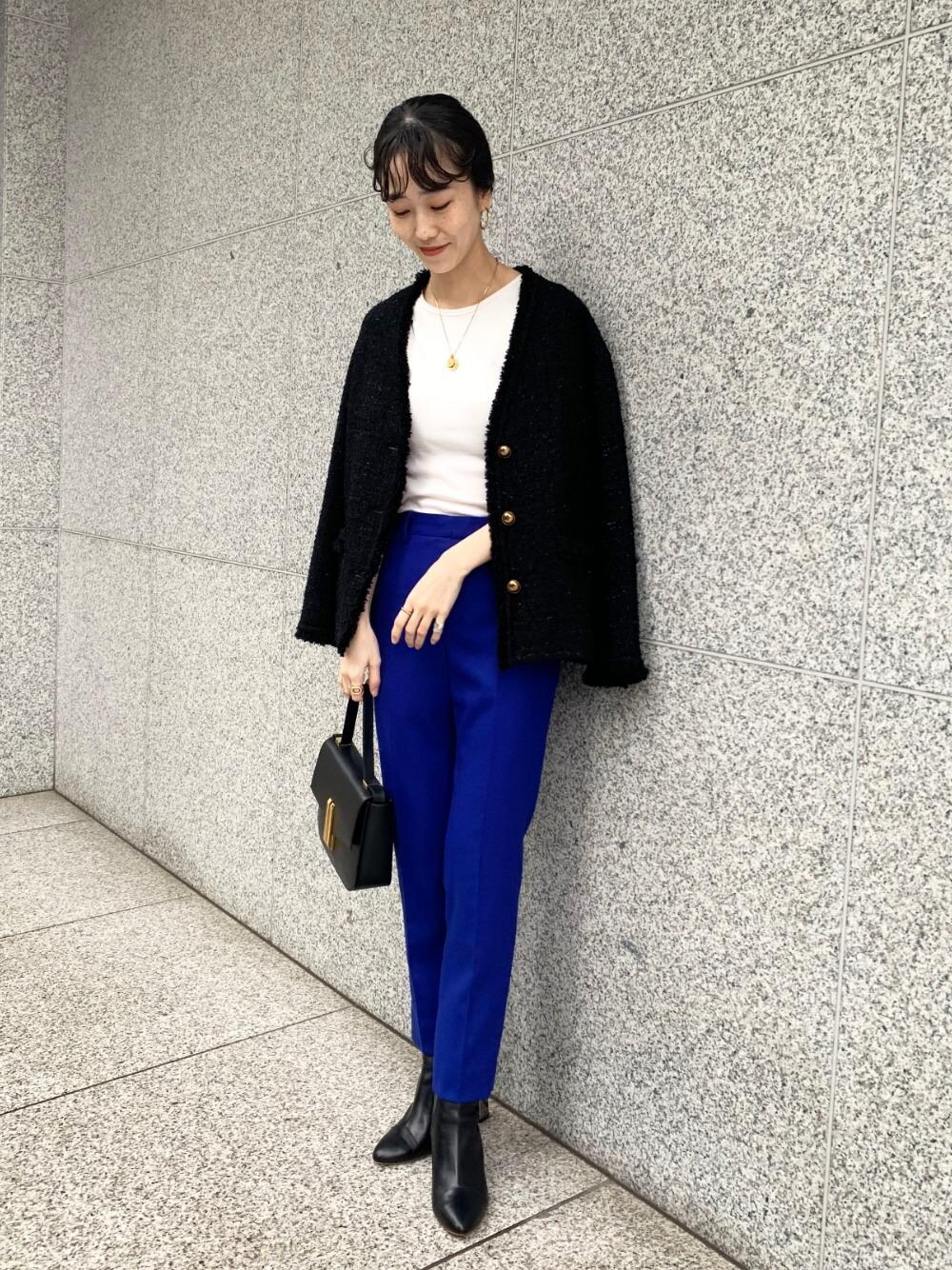 ブラック系のブーツ、ブルー系のその他パンツを着用したレディースの秋コーディネートの1枚目の写真