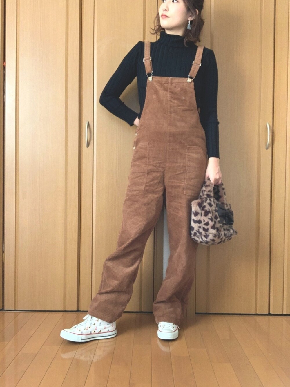 「秋冬コーデ、オトナカジュアル、おしゃれさんと繋がりたい、ラフコーデ、プチプラ、アンティローザホリデー、オーバーオール、オールインワン、茶色コーデ、茶色」｜「fifthのフィットニットタートルトップス/リブニット（ニット/セーター、ブラック系）」を使った、⭐︎magi⭐︎さん（レディース・160cm）の秋コーディネートの1枚目の写真