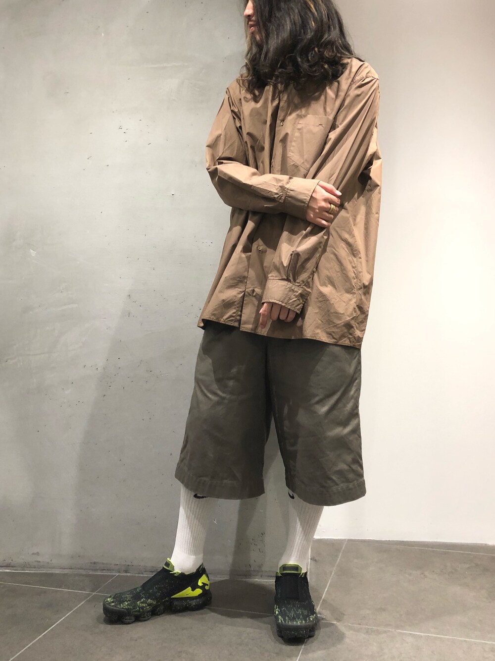 「休日スタイル、ビッグシルエット、きれいめカジュアル、B2nd」｜「ATONのアイテム（シャツ/ブラウス、ブラウン系）」を使った、スタッフHさん（メンズ・175cm）の夏コーディネートの1枚目の写真