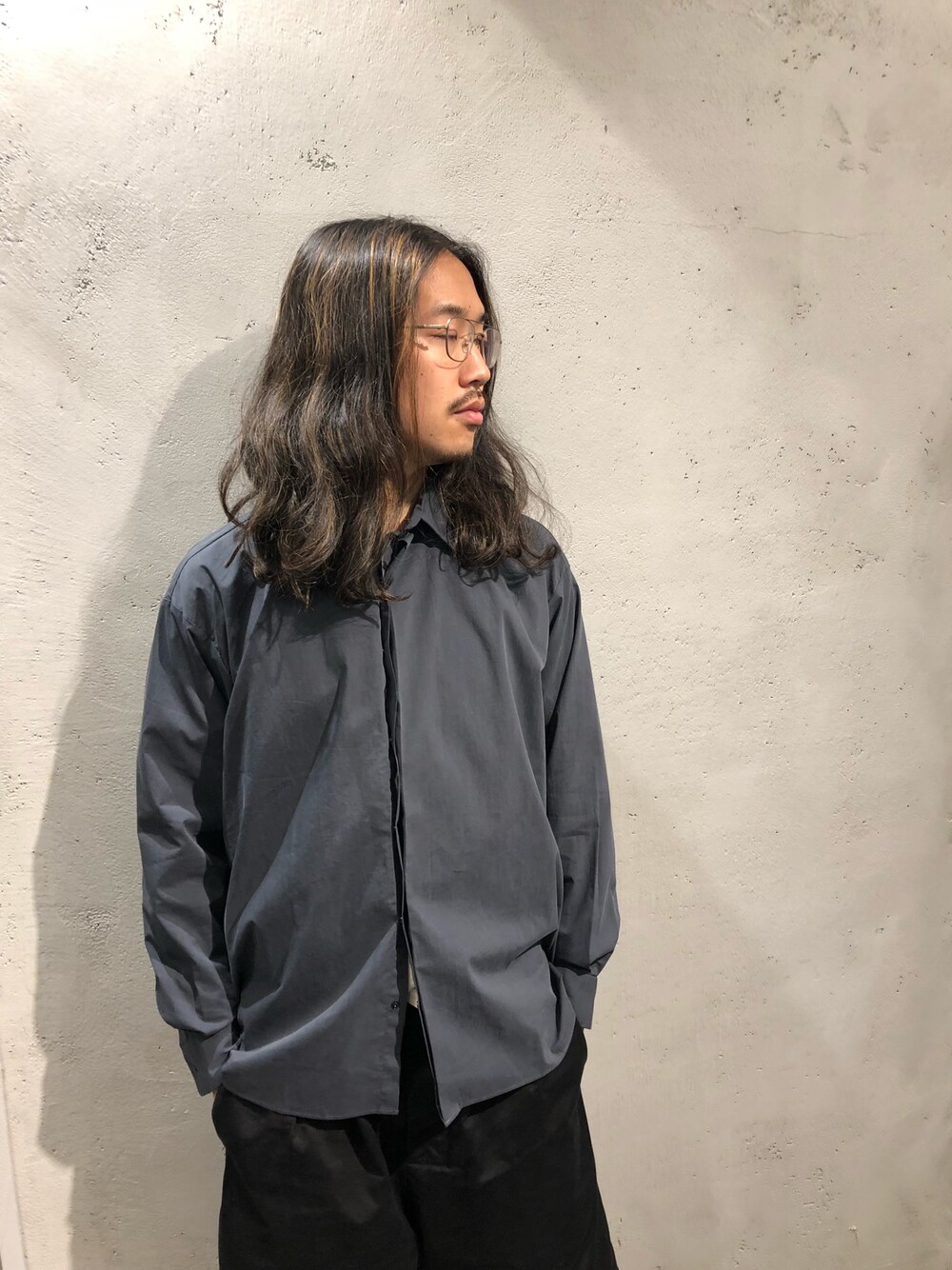 「おしゃれさんと繋がりたい、秋のコーデ、ワイドパンツ、B2nd」｜「MINOTAURのアイテム（シャツ/ブラウス、グレー系）」を使った、スタッフHさん（メンズ・175cm）の夏コーディネートの1枚目の写真