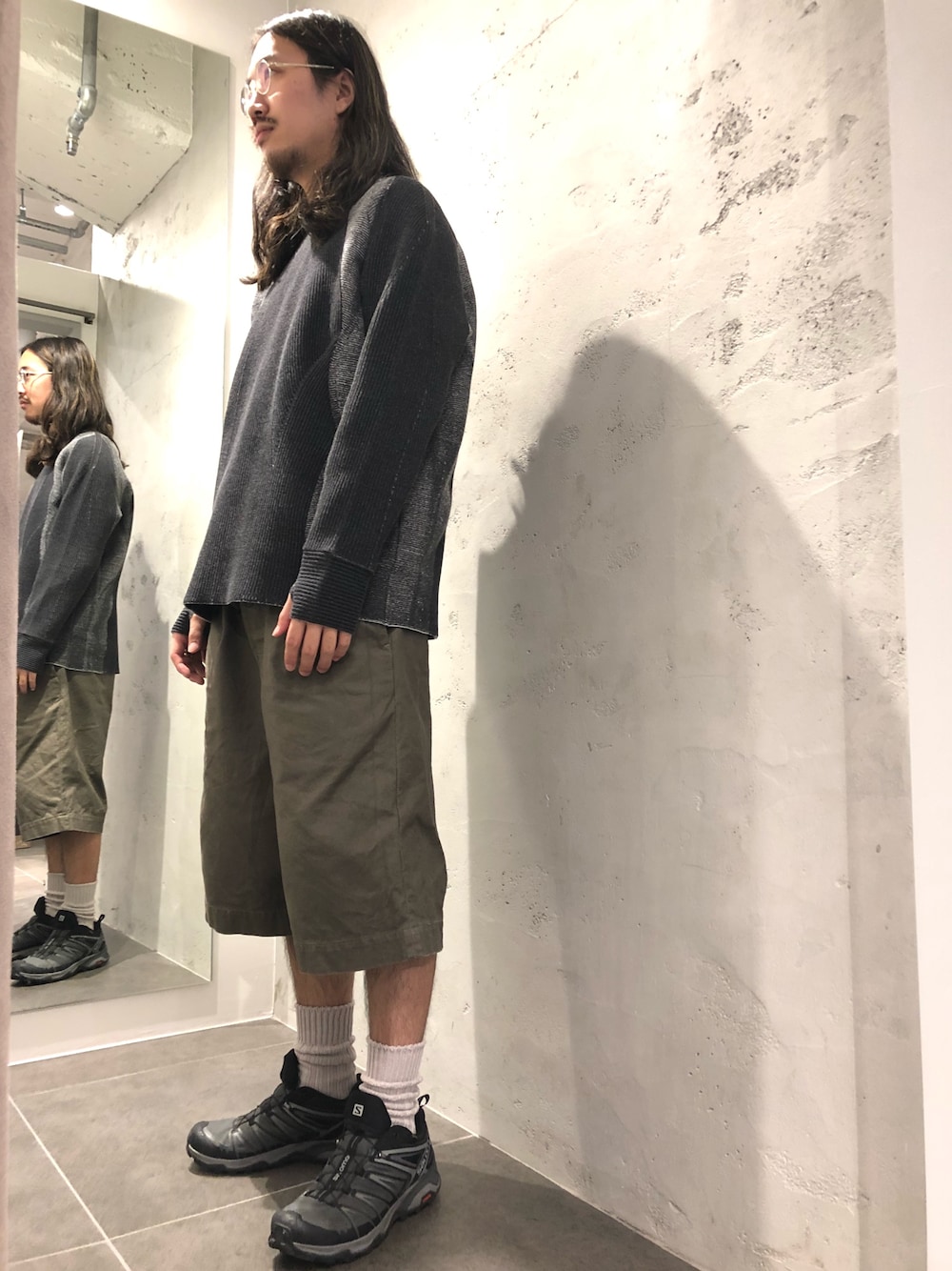 「ストリート服が好き、シンプル、今日のコーデ」｜「MINOTAURのアイテム（ニット/セーター、グレー系）」を使った、スタッフHさん（メンズ・175cm）の秋コーディネートの1枚目の写真