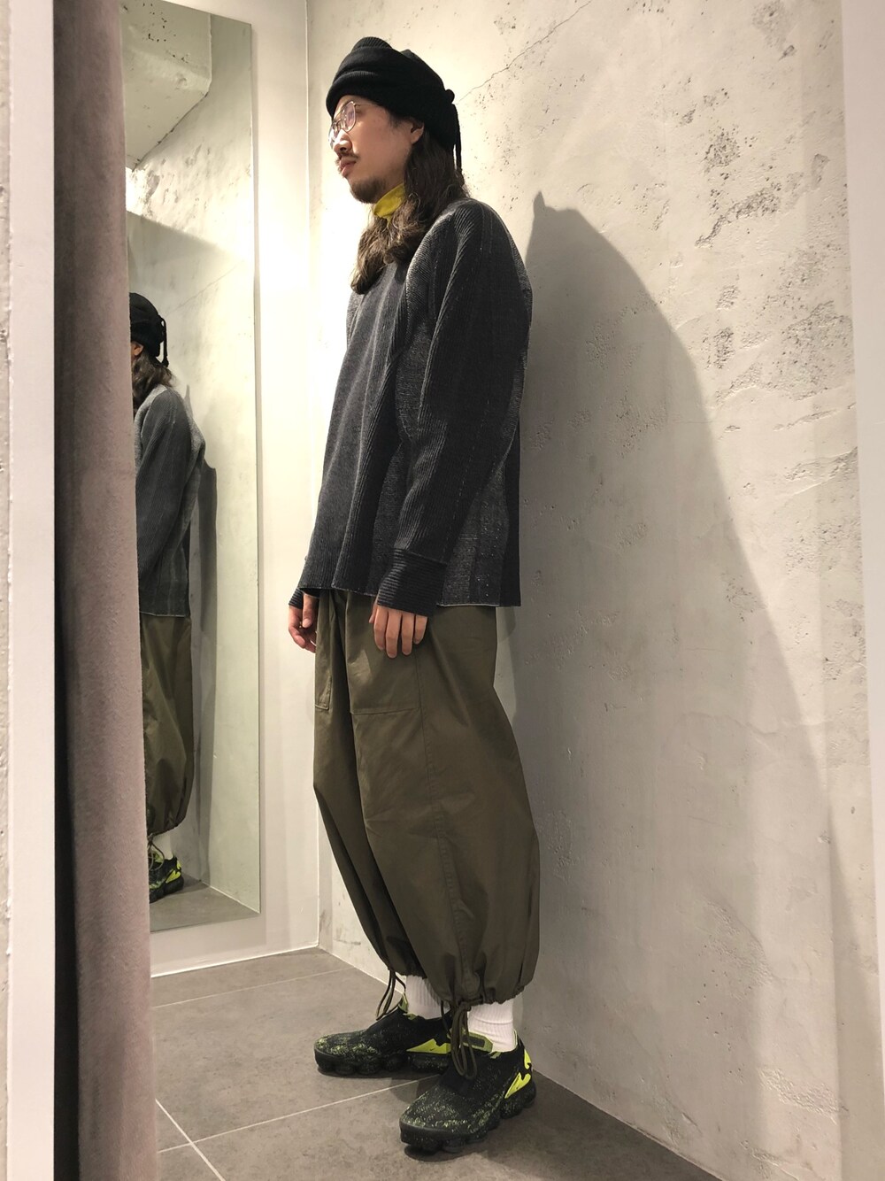 「ストリート服が好き、オトナカジュアル」｜「MINOTAURのアイテム（ニット/セーター、グレー系）」を使った、スタッフHさん（メンズ・175cm）の秋コーディネートの1枚目の写真