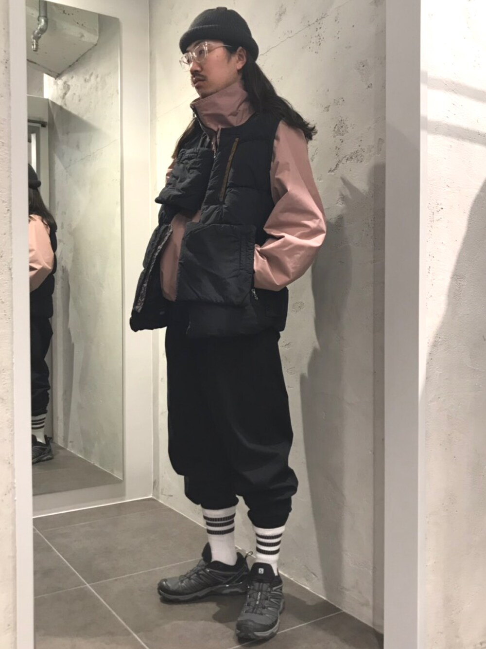 「2018マイベストコーデ、おしゃれさんと繋がりたい、冬、B2nd」｜「STONE ISLAND SHADOW PROJECTのアイテム（ダウンベスト、ブラック系）」を使った、スタッフHさん（メンズ・175cm）の冬コーディネートの1枚目の写真