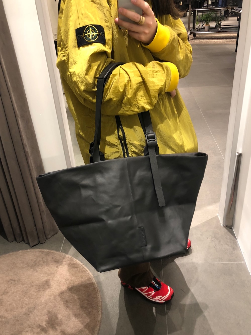 「春コーデ、シンプル」｜「Cote&Cielのアイテム（トートバッグ、ブラック系）」を使った、スタッフHさん（メンズ・175cm）の冬コーディネートの1枚目の写真