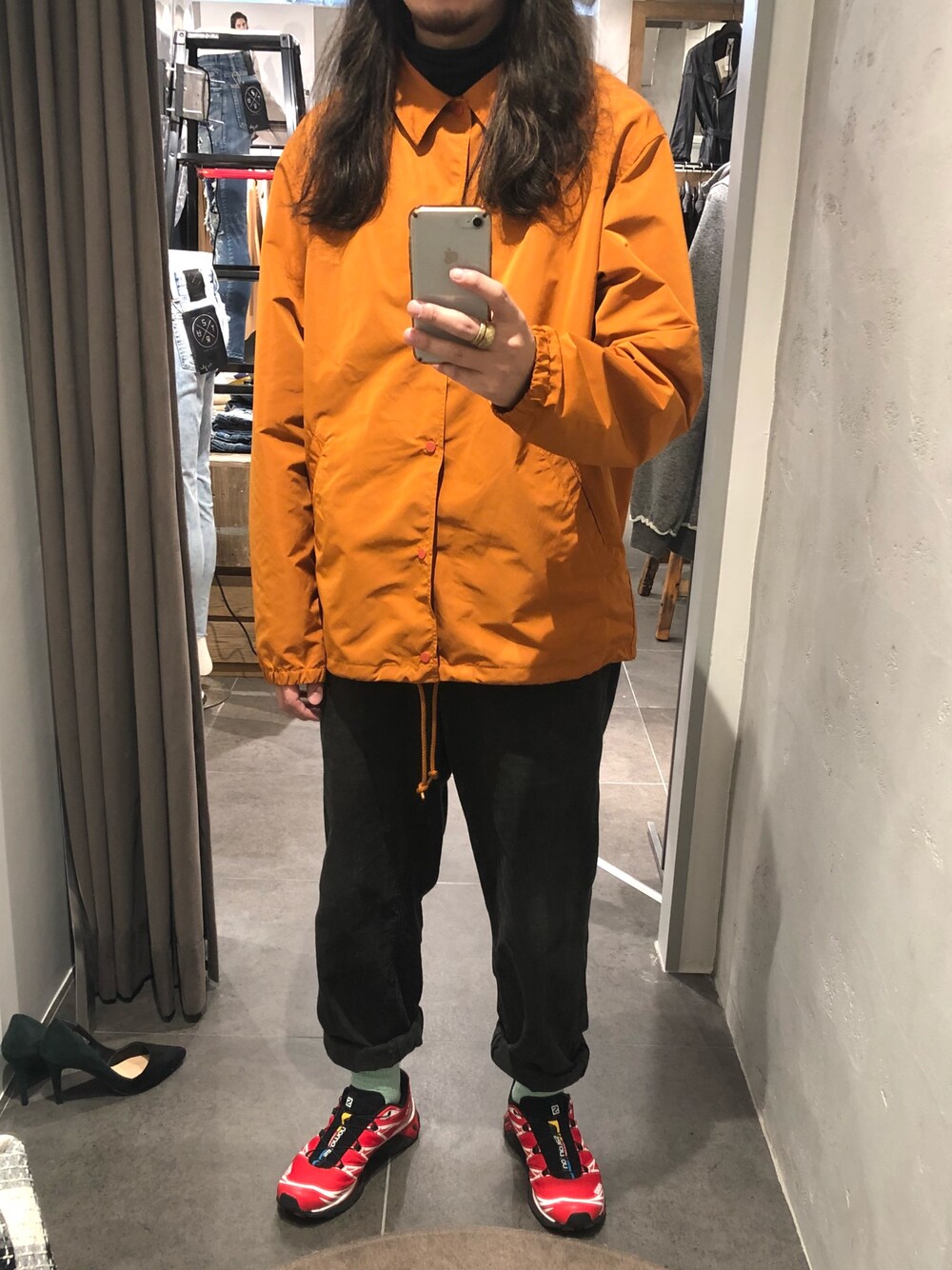 「春、おしゃれさんと繋がりたい」｜「KUONのアイテム（カバーオール、オレンジ系）」を使った、スタッフHさん（メンズ・175cm）の春コーディネートの1枚目の写真