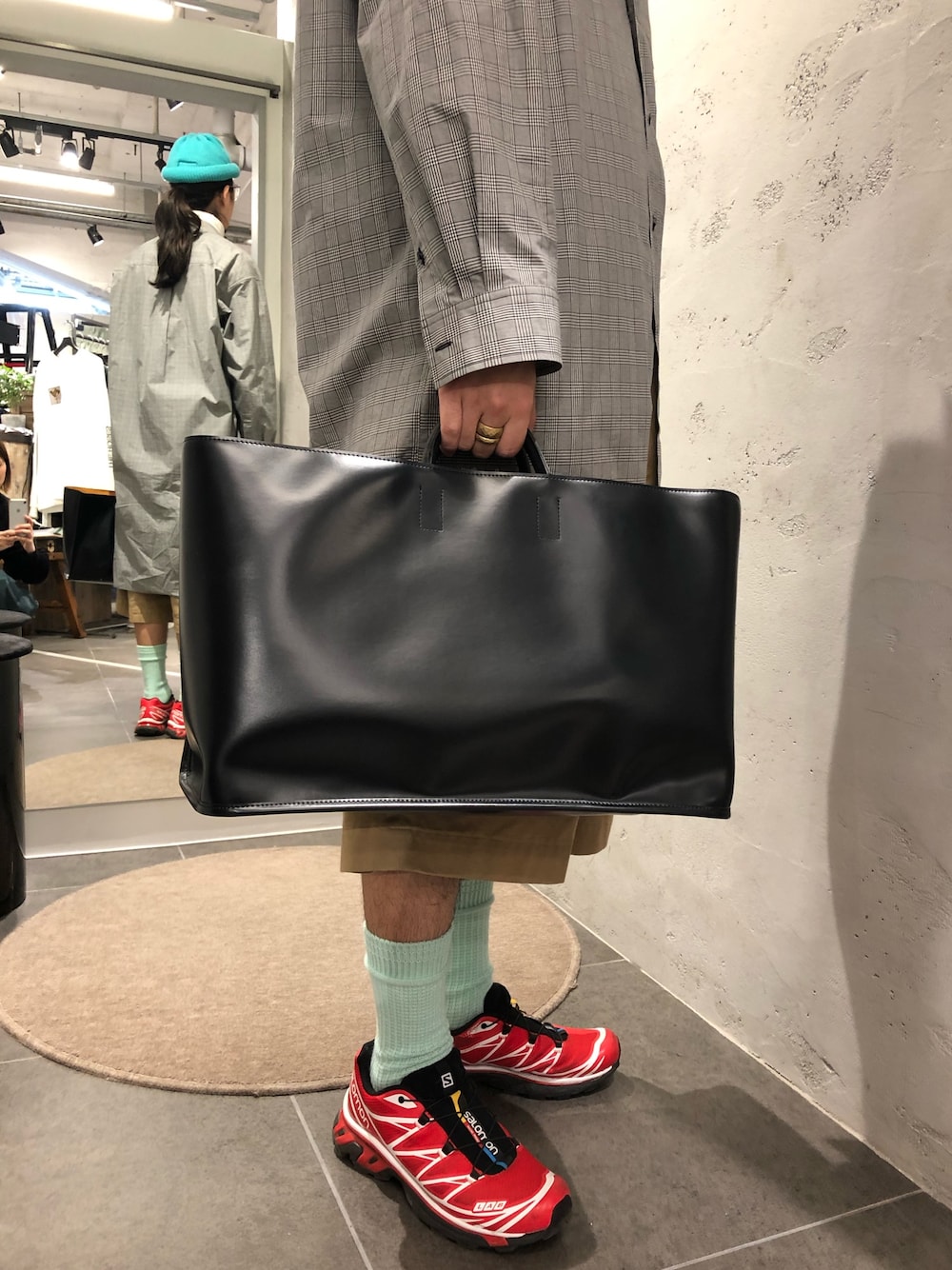 「春、シンプルコーデ」｜「PIENIのPIENI（ピエニ）DOGUBACO L/ドーグバコ（トートバッグ、ブラック系）」を使った、スタッフHさん（メンズ・175cm）の春コーディネートの1枚目の写真