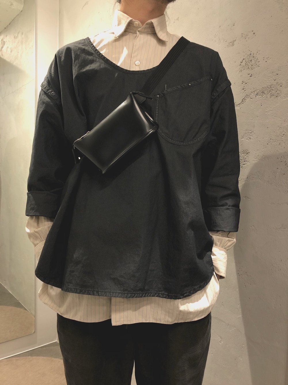 「キレイめ、ストリートMIX」｜「PIENIのWAIST BAG / PIENI（ボディバッグ/ウエストポーチ、ブラック系）」を使った、スタッフHさん（メンズ・175cm）の春コーディネートの1枚目の写真