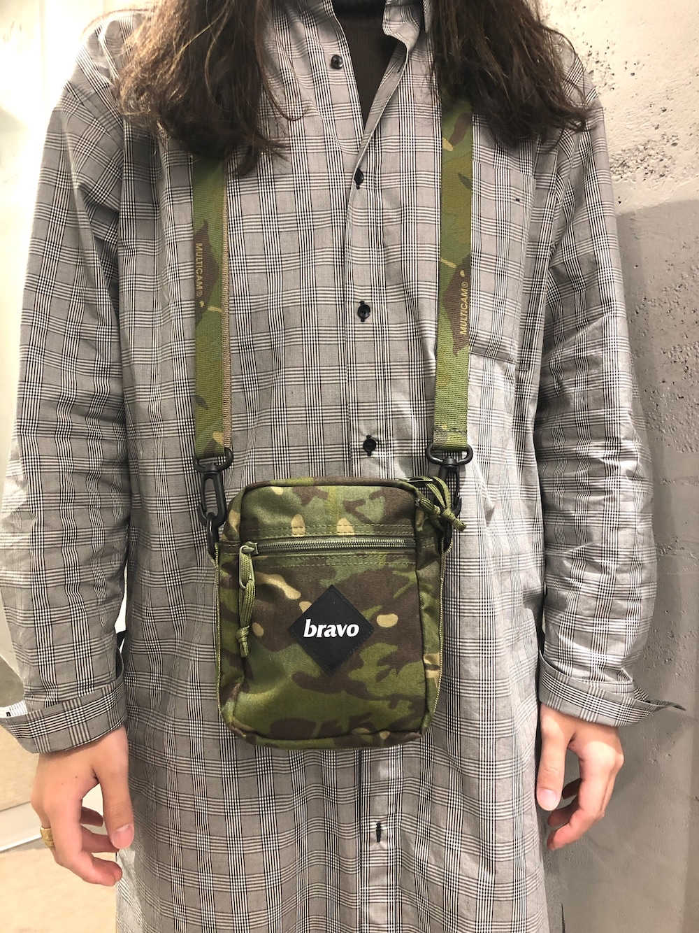 「お洒落さんとつながりたい、春」｜「bravoのBRAVO ブラボー / ミニショルダーポーチ サコッシュ / TASK BLOCK - MULTI CAM（ボディバッグ/ウエストポーチ、グリーン系）」を使った、スタッフHさん（メンズ・175cm）の春コーディネートの1枚目の写真