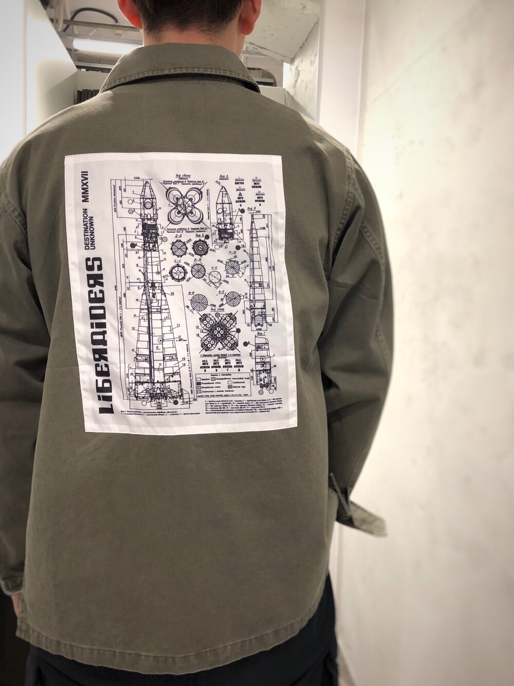 「お洒落さんとつながりたい、春服」｜「Liberaidersのアイテム（ジャケット/アウター、グリーン系）」を使った、スタッフHさん（メンズ・175cm）の春コーディネートの1枚目の写真