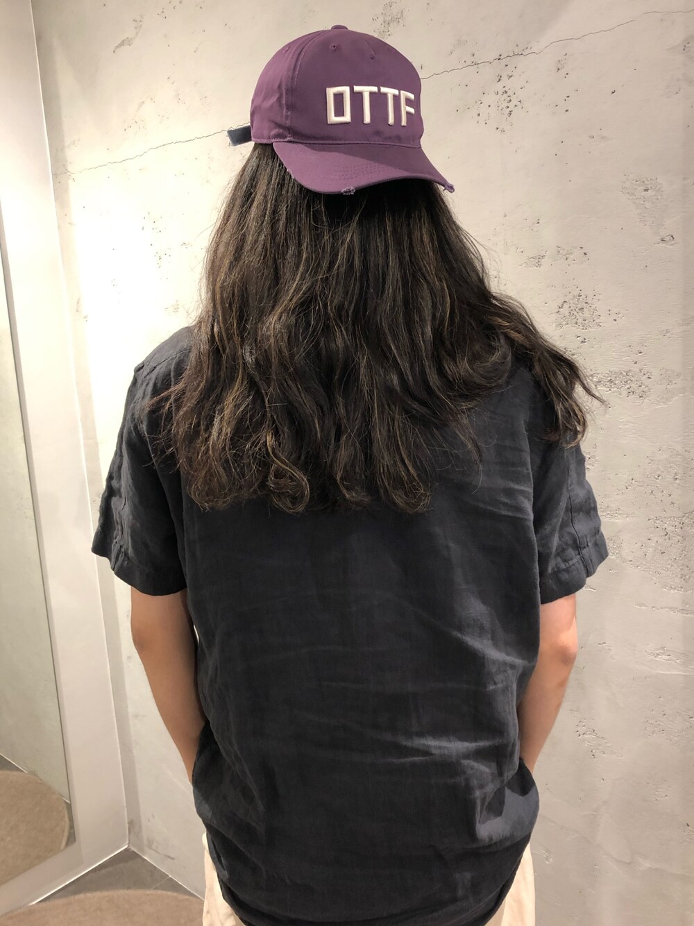 「シンプルコーデ、休日スタイル、大人カジュアル」｜「ON THE TURFのアイテム（キャップ、パープル系）」を使った、スタッフHさん（メンズ・175cm）の春コーディネートの1枚目の写真