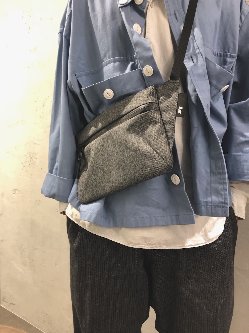「ラブアンドピース2019」｜「AerのAer（エアー）SLING PAUCH/スリングポーチ（ショルダーバッグ、グレー系）」を使った、スタッフHさん（メンズ・175cm）の秋コーディネートの1枚目の写真