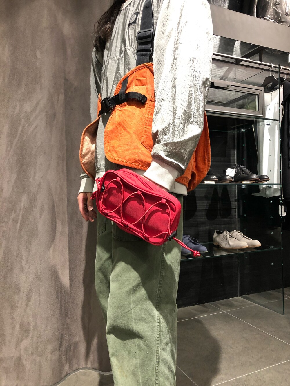 「おしゃれさんと繋がりたい、今日のコーデ」｜「bravoのBRAVO/ ブラボー : KILO BLOCK 1#（ショルダーバッグ、レッド系）」を使った、スタッフHさん（メンズ・175cm）の秋コーディネートの1枚目の写真