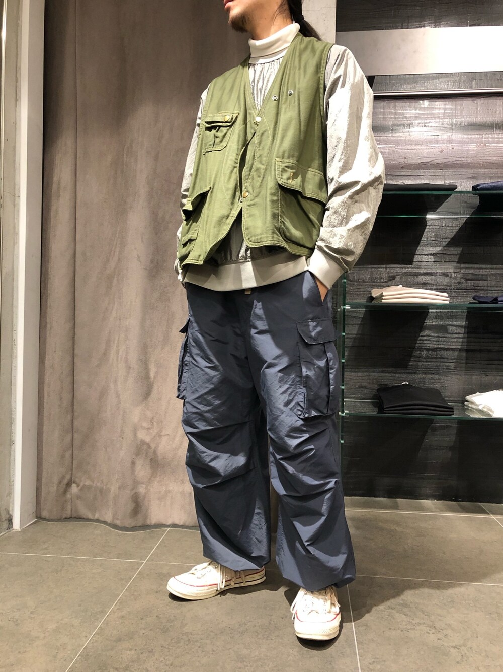「シンプルコーデ、今日のコーデ」｜「B'2ndのritrovo（リトロボ）ナイロン混ルーズカーゴパンツ（カーゴパンツ、グレー系）」を使った、スタッフHさん（メンズ・175cm）の秋コーディネートの1枚目の写真