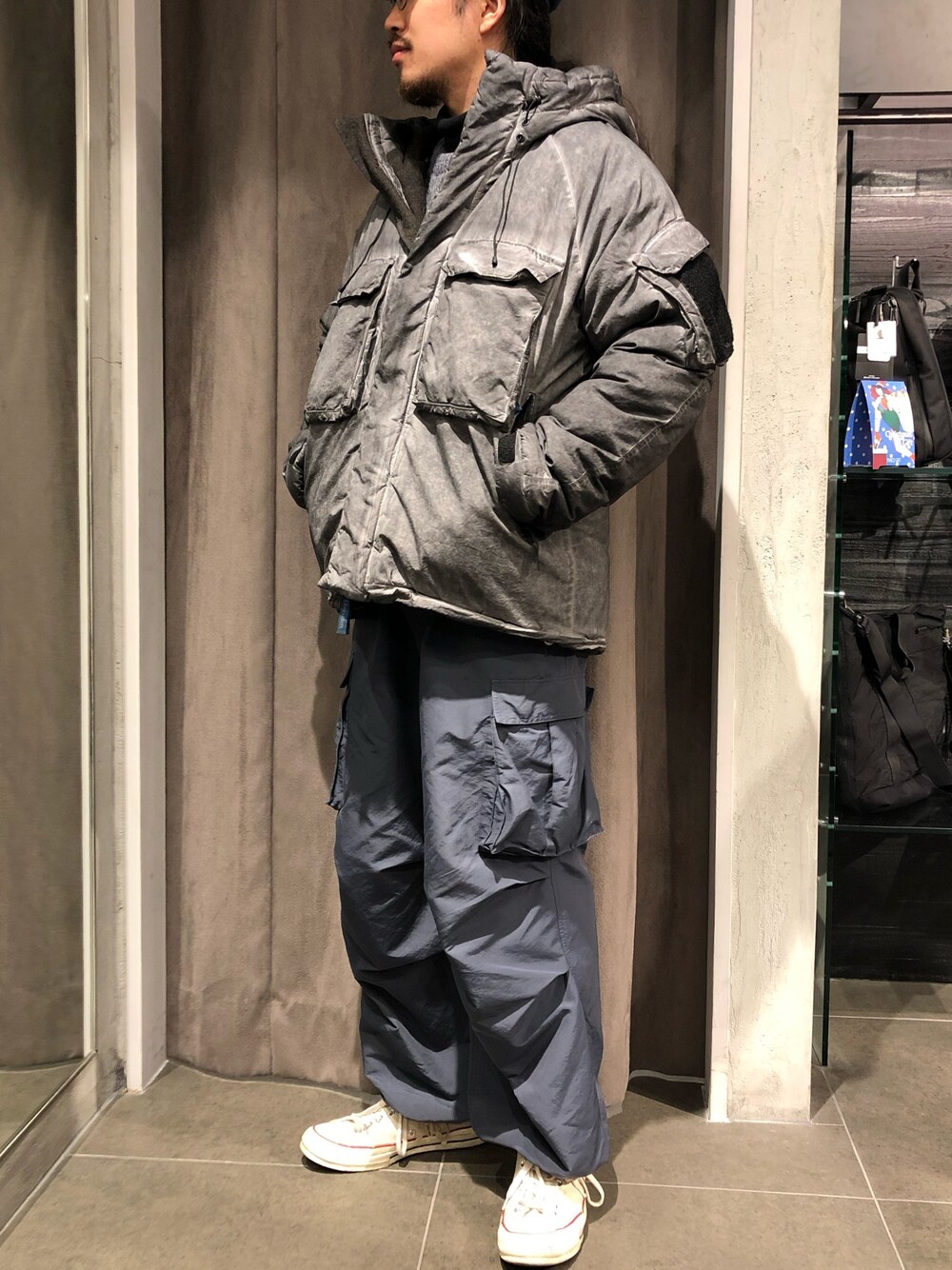 「シンプル、冬コーデ」｜「B'2ndのritrovo（リトロボ）ナイロン混ルーズカーゴパンツ（カーゴパンツ、グレー系）」を使った、スタッフHさん（メンズ・175cm）の冬コーディネートの1枚目の写真
