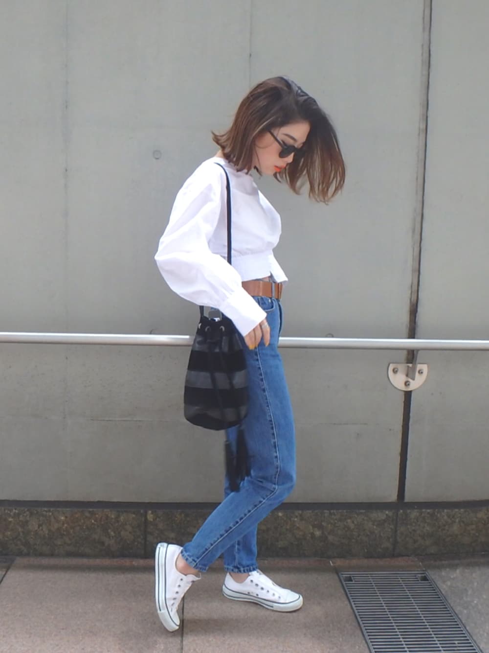 「パンツスタイル、休日スタイル、オトナカジュアル、デニムパンツ、converse、ZARA、デニム」｜「ZARAのアイテム（シャツ/ブラウス、ホワイト系）」を使った、yuikoさん（レディース・158cm）の春コーディネートの1枚目の写真