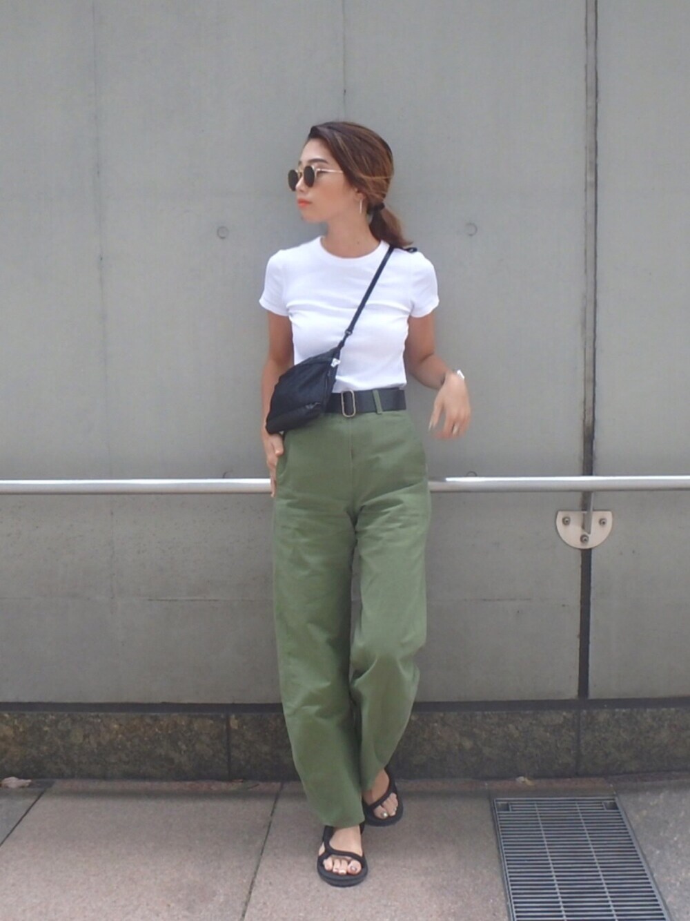 「シンプルコーデ、休日スタイル、オトナカジュアル、カジュアル、チノパン、夏、ZARA、サコッシュ、flugge」｜「BURLAP OUTFITTERのBURLAP OUTFITTER/バーラップアウトフィッター　SIL SACOCHE SMALL（ショルダーバッグ、ブラック系）」を使った、yuikoさん（レディース・158cm）の春コーディネートの1枚目の写真