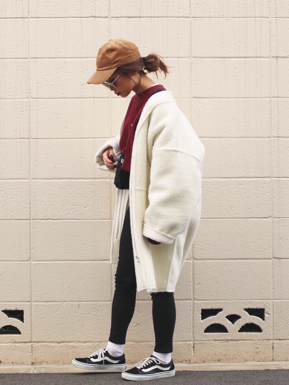 「秋のコーデ、シンプル、ootd、スニーカー、冬、ボア、アウター、シンプルコーデ、VANS」｜「URBAN RESEARCH Sonny LabelのSonny Label NEWHATTAN CAP CORDUROY（キャップ、ブラウン系）」を使った、yuikoさん（レディース・158cm）の秋コーディネートの1枚目の写真