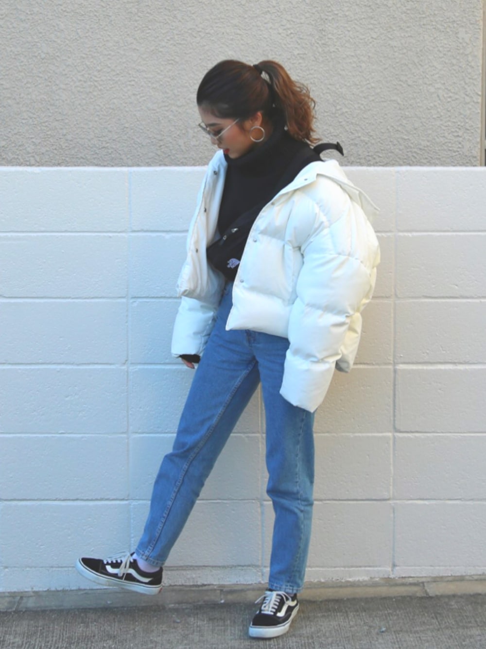 「冬コーデ、オトナカジュアル、スニーカー、outfit、ビッグシルエット、モノトーン、サコッシュ、VANS、ダウン、THE NORTH FACE」｜「FluggeのNatural Like down Jacket（ダウンジャケット/コート、ホワイト系）」を使った、yuikoさん（レディース・158cm）の冬コーディネートの1枚目の写真