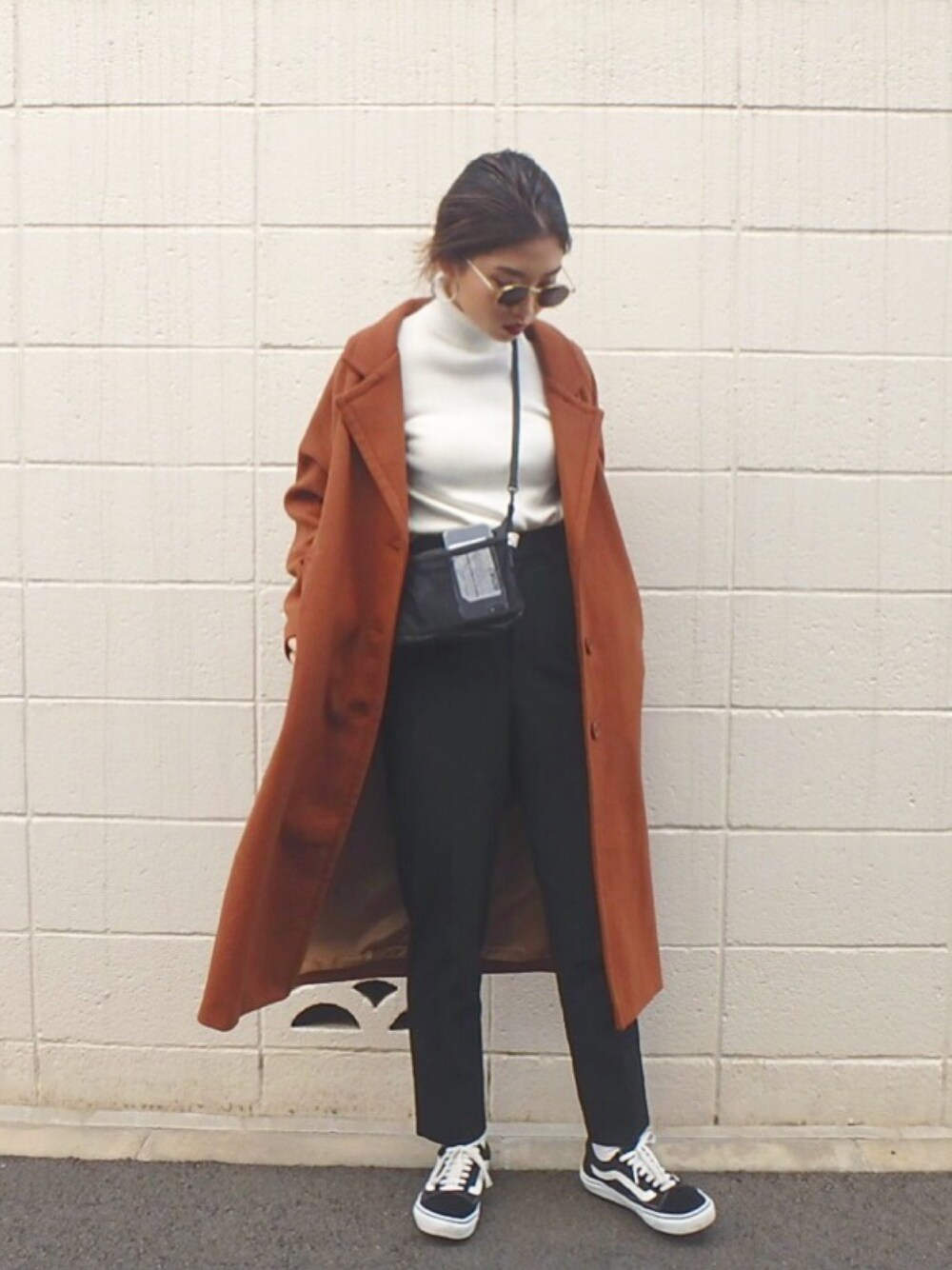 「シンプルコーデ、カジュアルコーデ、冬、黒、ハイネック、モノトーン、VANS」｜「Fluggeのrelax long wool coat（チェスターコート、ブラウン系）」を使った、yuikoさん（レディース・158cm）の冬コーディネートの1枚目の写真
