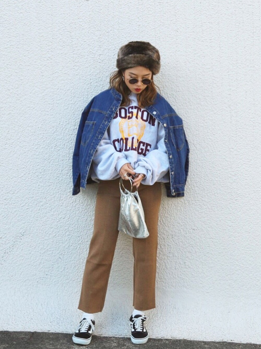 「大人カジュアル、冬、ファー、ニットパンツ、スウェット、ファー帽子、VANS、デニムジャケット」｜「FluggeのStand collar Denim Jacket（デニムジャケット、ブルー系）」を使った、yuikoさん（レディース・158cm）の冬コーディネートの1枚目の写真