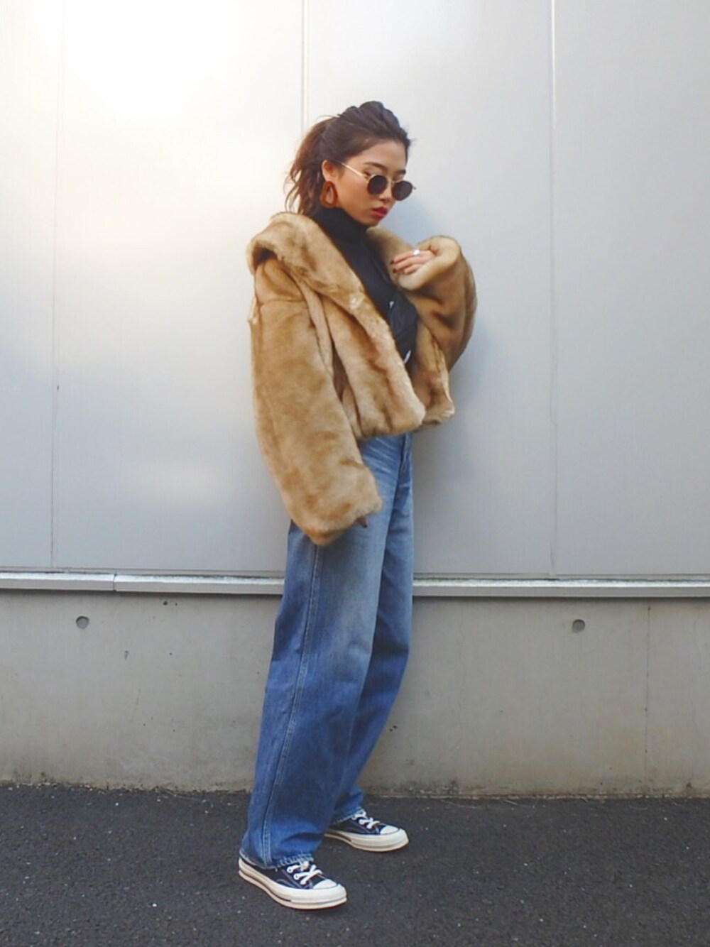 「カジュアル、オトナカジュアル、シンプル、デニム、今日のコーデ、outfit、converse、スニーカー」｜「Another Editionのフェイクファーショールコート（その他アウター、ベージュ系）」を使った、yuikoさん（レディース・158cm）の冬コーディネートの1枚目の写真
