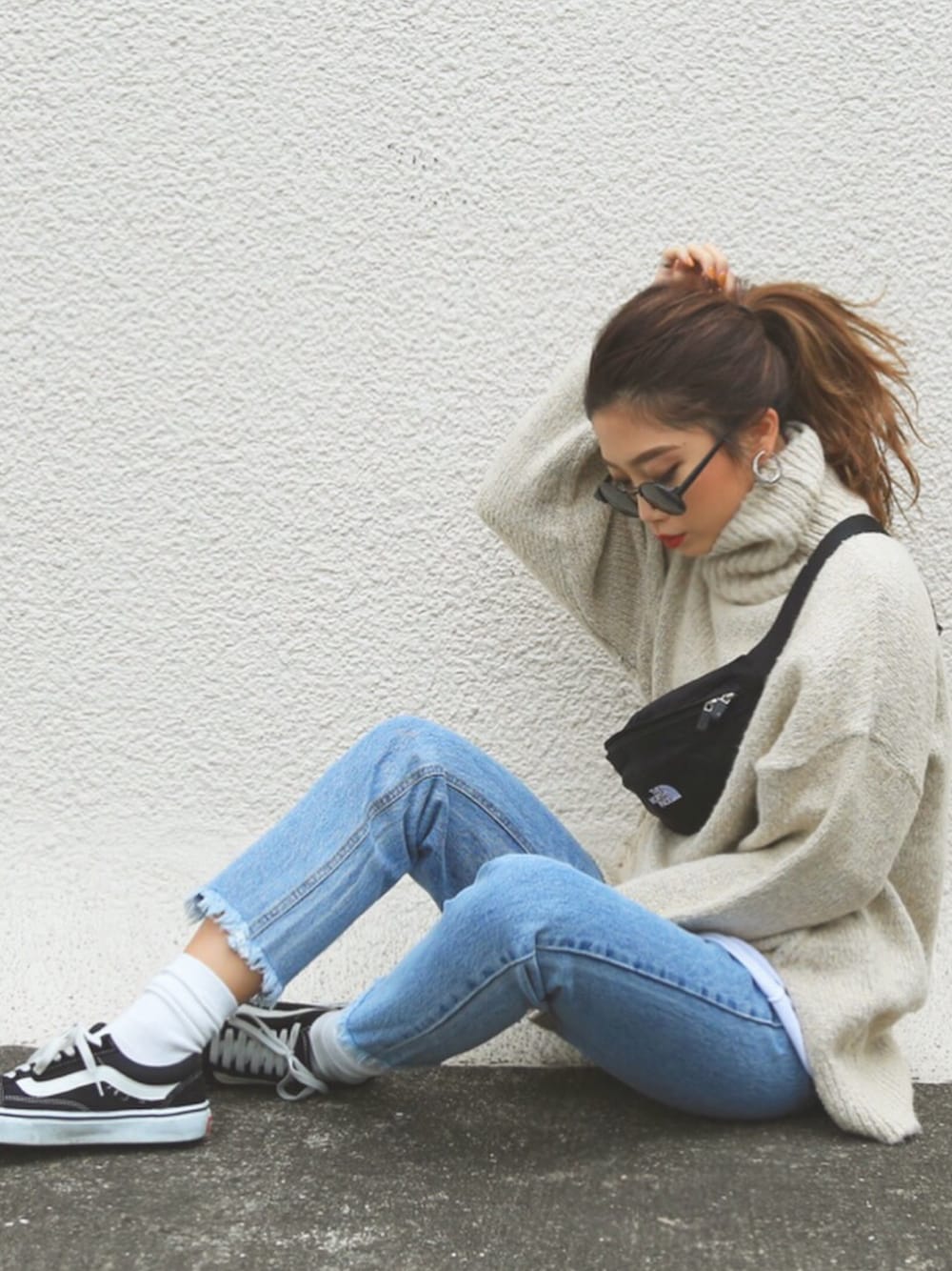 「シンプル、カジュアル、春コーデ、デニムパンツ、春色、スニーカーコーデ、VANS、oldskool、THE NORTH FACE、ボディバッグ」｜「Fluggeのnoah spring knit tops（ニット/セーター、ベージュ系）」を使った、yuikoさん（レディース・158cm）の冬コーディネートの1枚目の写真